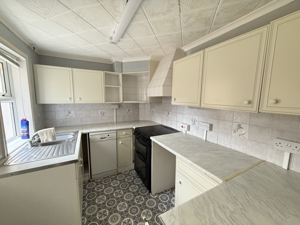 Lot: 142 - FREEHOLD TWO-BEDROOM HOUSE IN NEED OF IMPROVEMENT - Kitchen with units